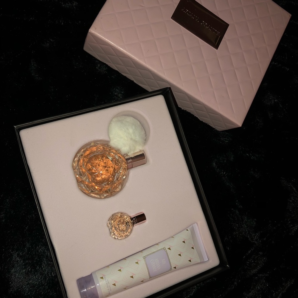 Ari by Ariana Grande SET